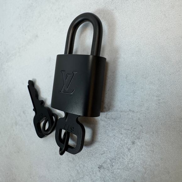 Louis Vuitton Black Lock and Key Set Matte Metal - New - Rare - Authentic LV - Picture 5 of 6